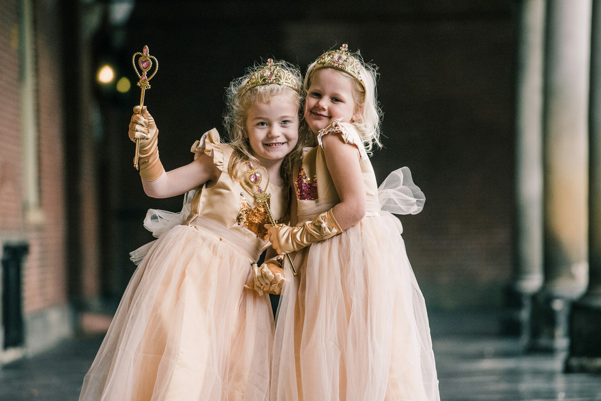 Het-Betere-Merk-prinsessenjurk-meisje-gouden-feestjurk-communiejurk-tiara-toverstaf-prinsessenhandschoenen-goudkleurig-roze (1)